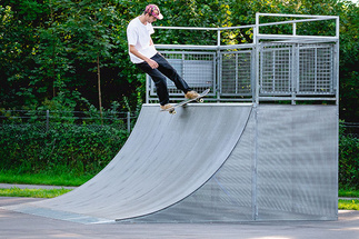 Skater auf einer Quarterpipe im Rampenpark Isny