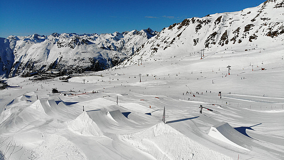 Überblick Snowpark Ischgl mit Bergpanorama und Lift