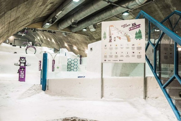 [Translate to Französisch:] Blick in den Snowpark Tunnel Vuokatti mit Übersichtstafel