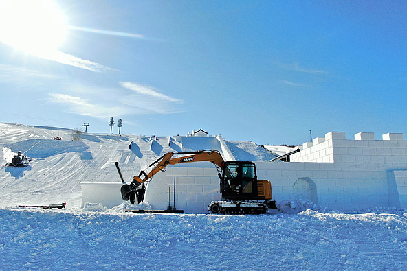 Bagger der dabei ist einen Slopestyle-Kurs zu bauen