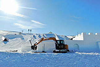 Bagger der dabei ist einen Slopestyle-Kurs zu bauen