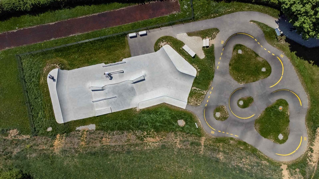 Street- und Parkelemente des Betonparks in Uhingen mit BMX-Fahrern