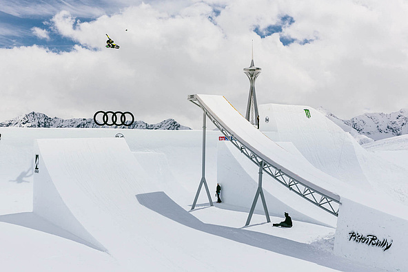 Freeski Pro im Sprung bei den Audi Nines 2019 in Sölden