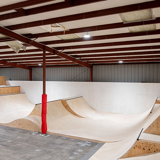 Indoor-Skatepark mit Rampen und Miniramp