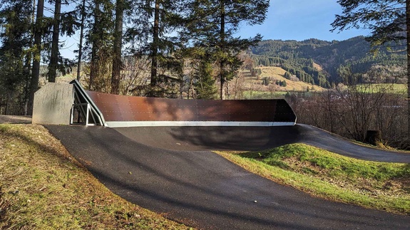 Holzelemente und Steilkurve im Pumptrack Bad Hindelang