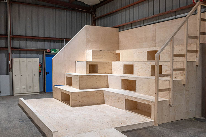 Spectator and lounge area with wooden tribune in the Fürth skatehall