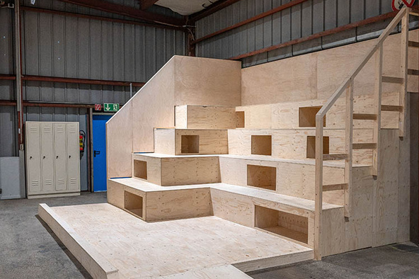 Zuschauer- und Aufenthaltsbereich mit Holztribüne in der Skatehalle Fürth