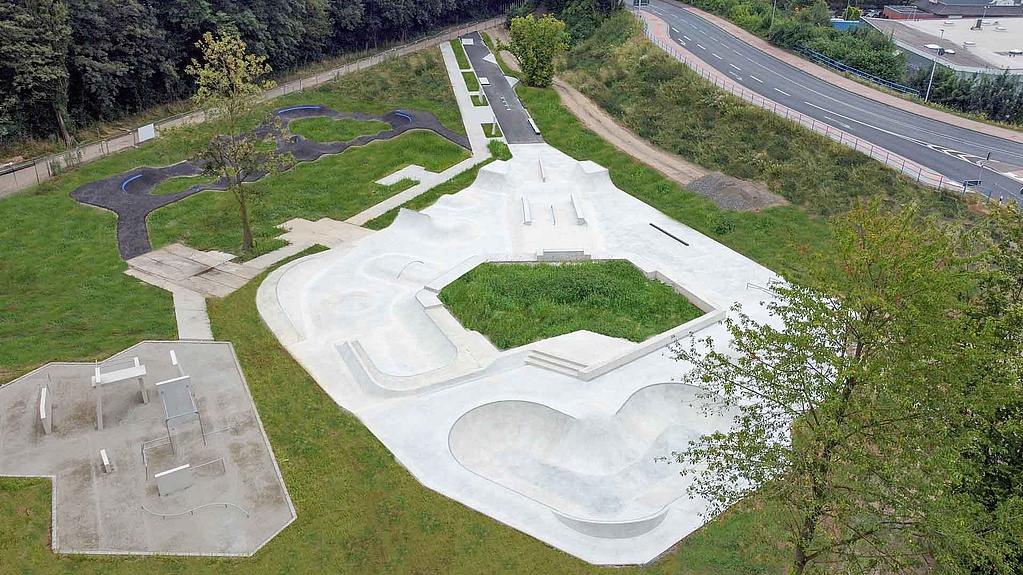 Gesamtübersicht des Urban Sports Park Hückelhoven mit Skatepark, Pumptrack und Parkour-Bereich.
