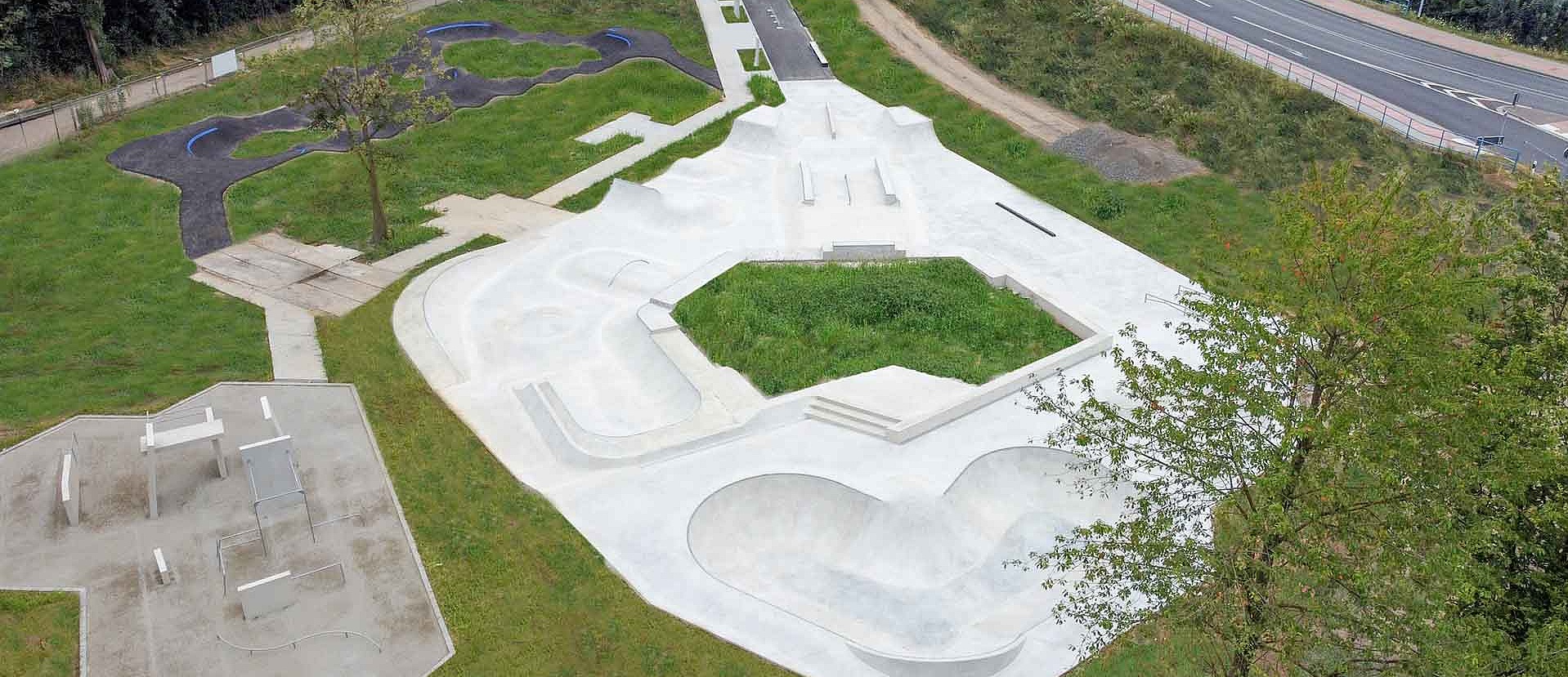 Gesamtübersicht des Urban Sports Park Hückelhoven mit Skatepark, Pumptrack und Parkour-Bereich.