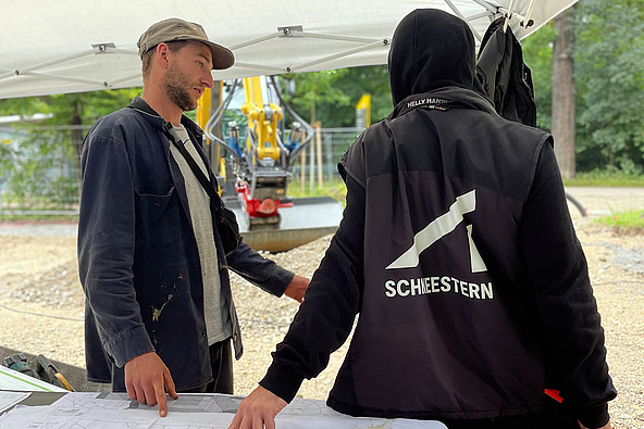 Schneestern Mitarbeiter besprechen Planung von Skatepark Hirschgarten
