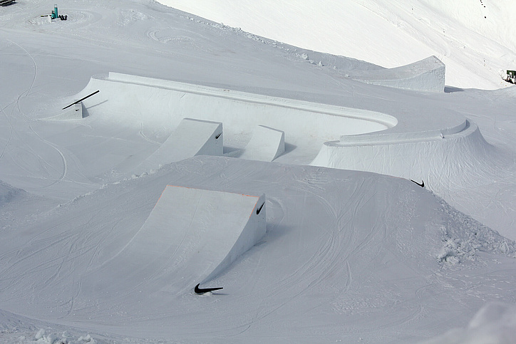Snowpark mit Nikelogo von schräg oben