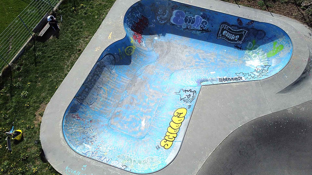 Luftaufnahme des Bowls im Skatepark Kempten Illerdamm