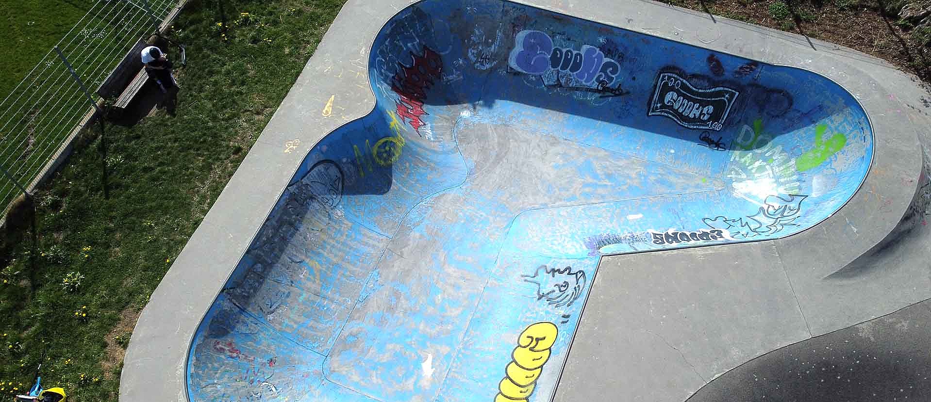 Luftaufnahme des Bowls im Skatepark Kempten Illerdamm