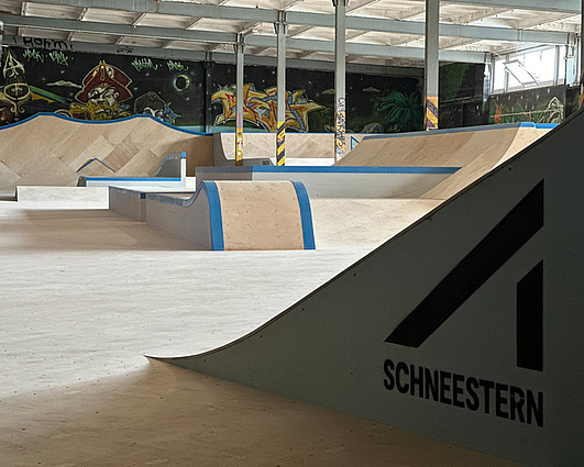 Detailaufnahme der Rampen und Obstacles in der Skatehalle Mühlhausen