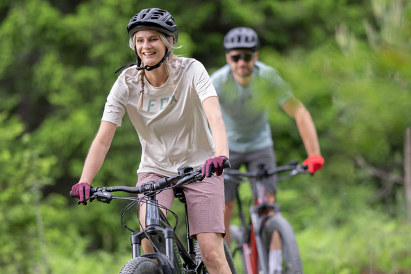 Frau und Mann auf Mountainbikes