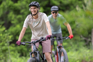Frau und Mann auf Mountainbikes