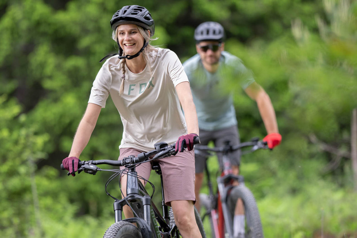 Frau und Mann auf Mountainbikes
