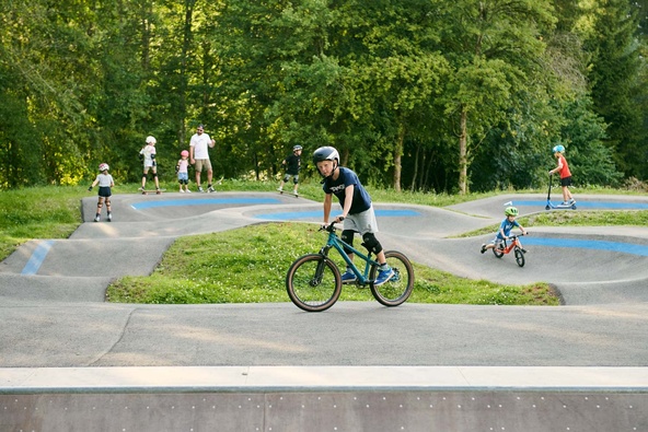 Children on a pump track