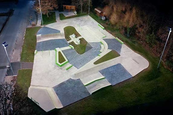 Luftaufnahme des Skateparks Stockerau bei Nacht mit moderner Flutlichtbeleuchtung.
