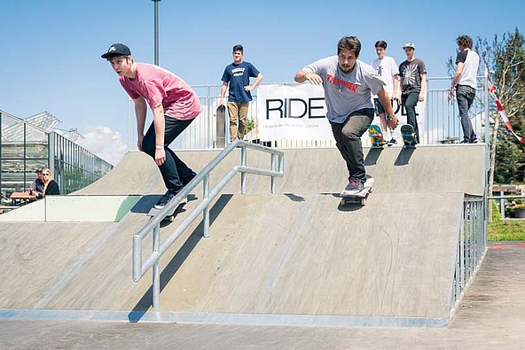 [Translate to Englisch:] Zwei Skateboarder fahren Bank herunter