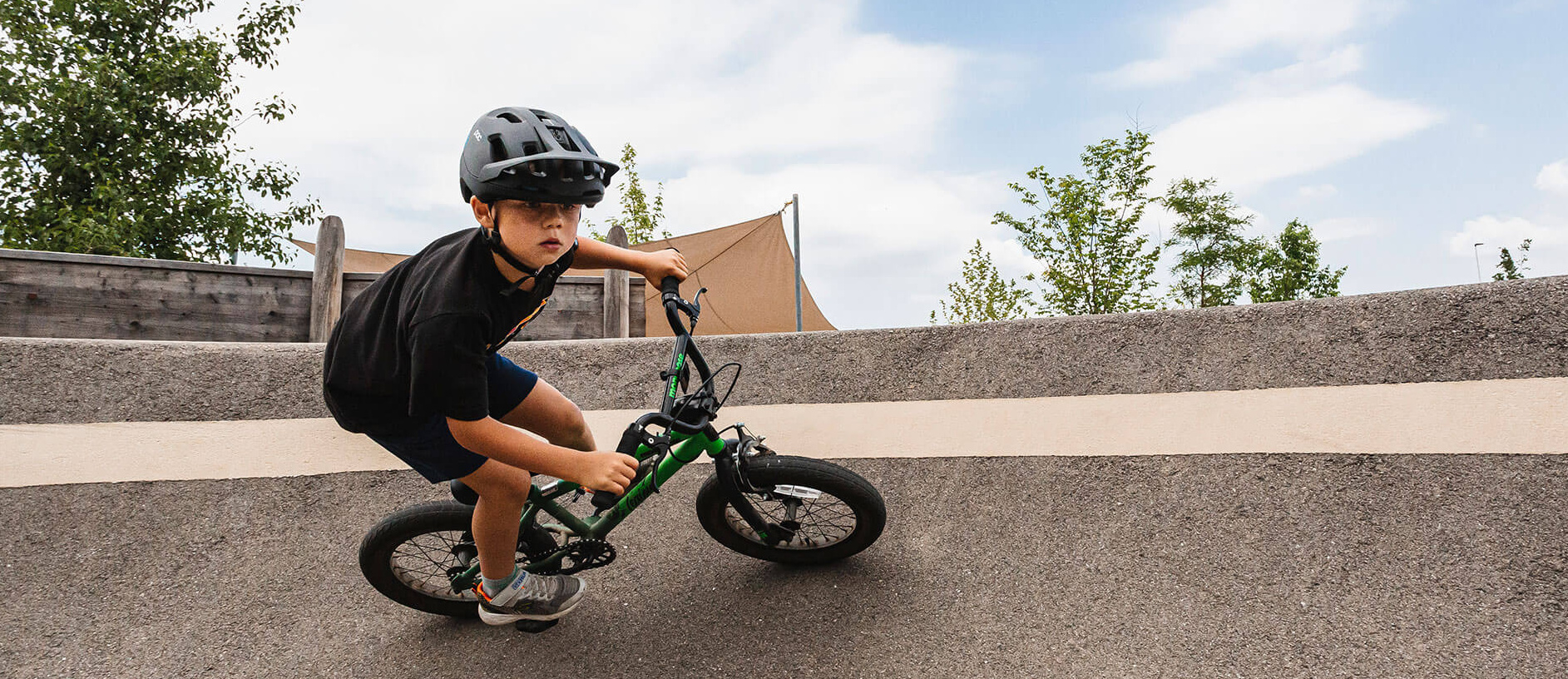 Junge fährt mit seinem Rad in einer Kurve im Pumptrack Gunskirchen