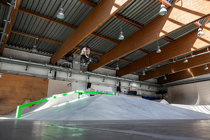 Biker jumpt in der Skatehalle Innsbruck