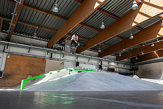 Biker jumpt in the skate hall Innsbruck