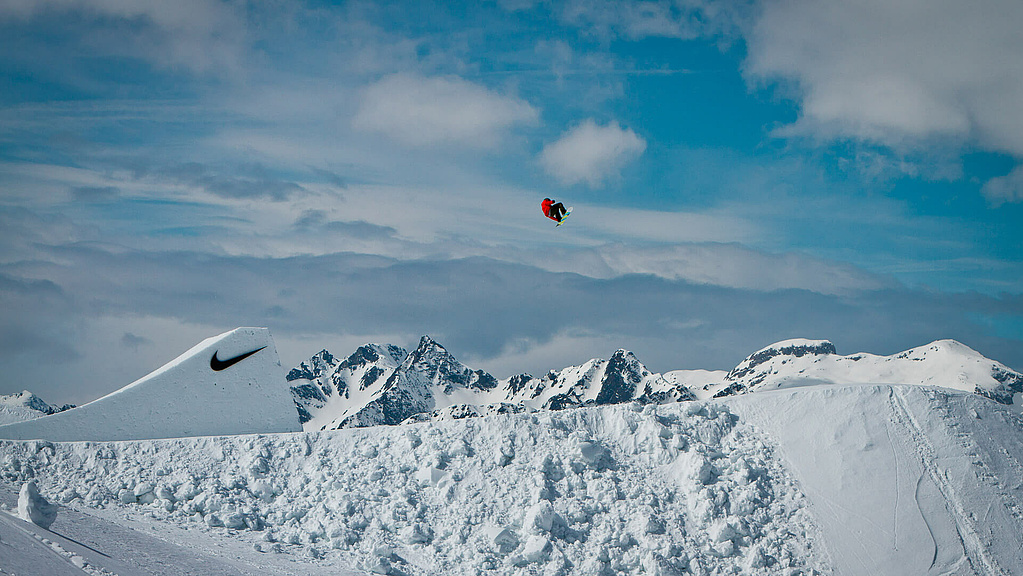 Snowboarder in der Luft nach einem Sprung