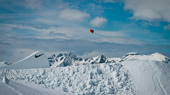 Snowboarder in der Luft nach einem Sprung
