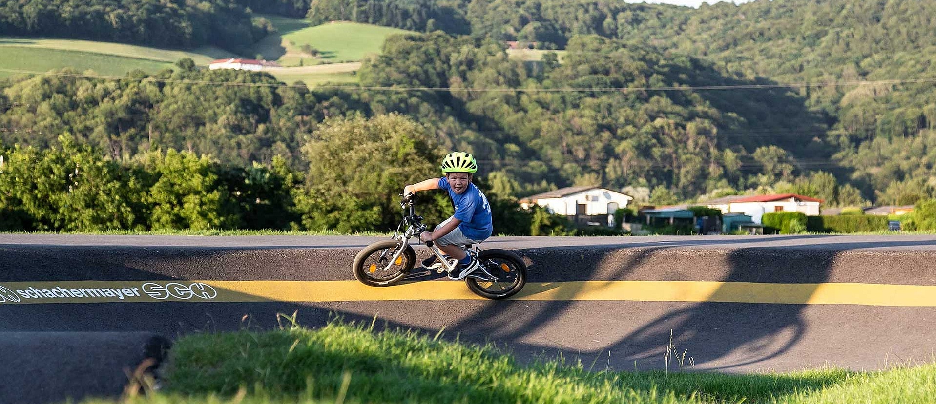 [Translate to Französisch:] Child rides a curve in the pump track