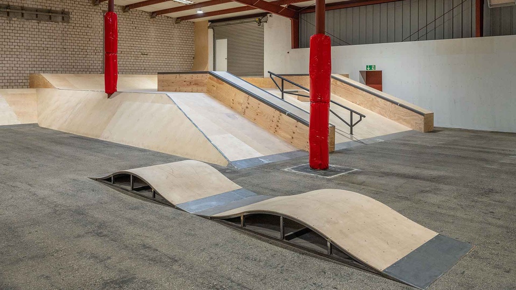 Rampen, Rails und Bank-Elemente im Streetbereich der Skatehalle Fürth