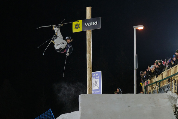 Skifahrer performt Trick in der Luft