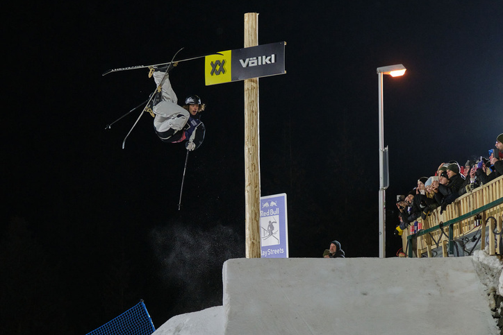 Skifahrer performt Trick in der Luft