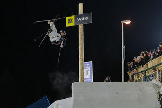 Skifahrer performt Trick in der Luft