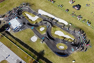 Pump track Peissenberg from bird's eye view with many people