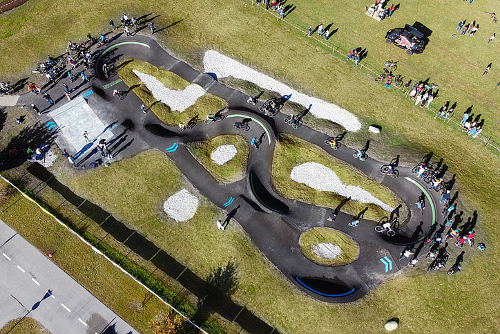 Pump track Peissenberg from bird's eye view with many people