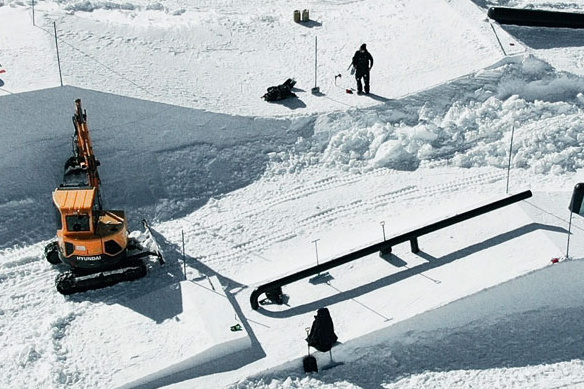 Bagger im Skigebiet der Rampen baut