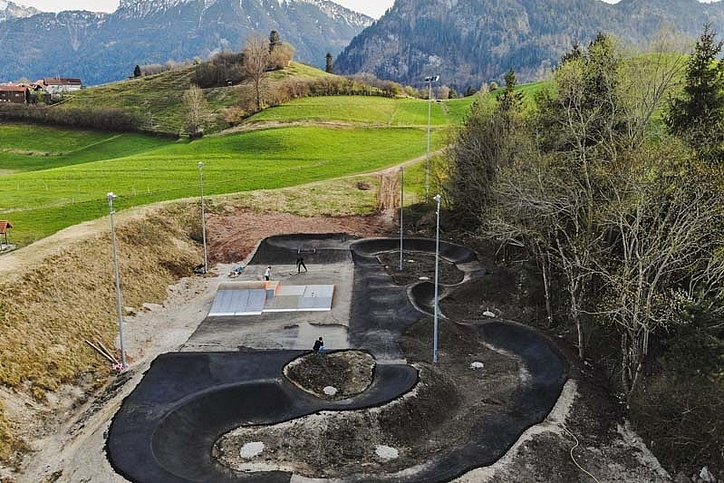 [Translate to Chinesisch:] Pump track Pfronten from above with panorama in the background