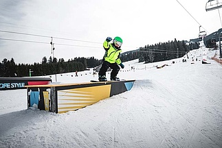 [Translate to Chinesisch:] Child slides over box in kids slopestyle Nesselwang