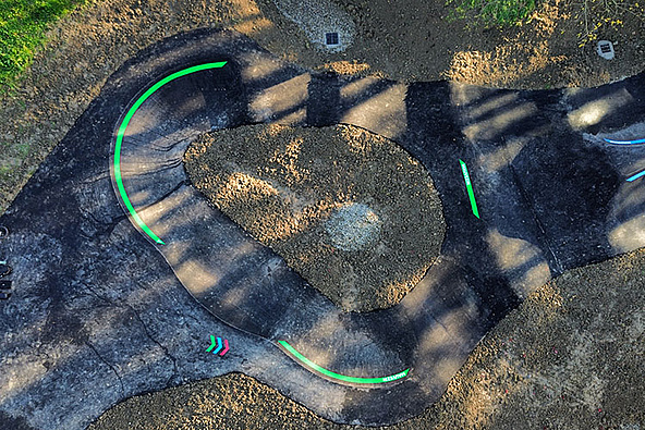 Gros plan sur les courbes et ondulations du Pumptrack de Mauvezin