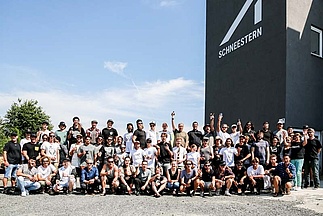 Schneestern team image in front of the headquarter in Durach