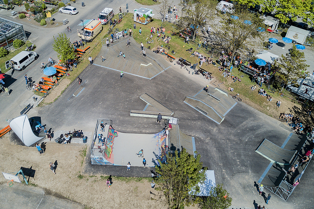 [Translate to Französisch:] Asphalt skate park with ramps overview from above
