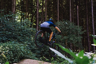 Mountainbiker springt über Rampe