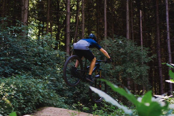 Mountainbiker springt über Rampe