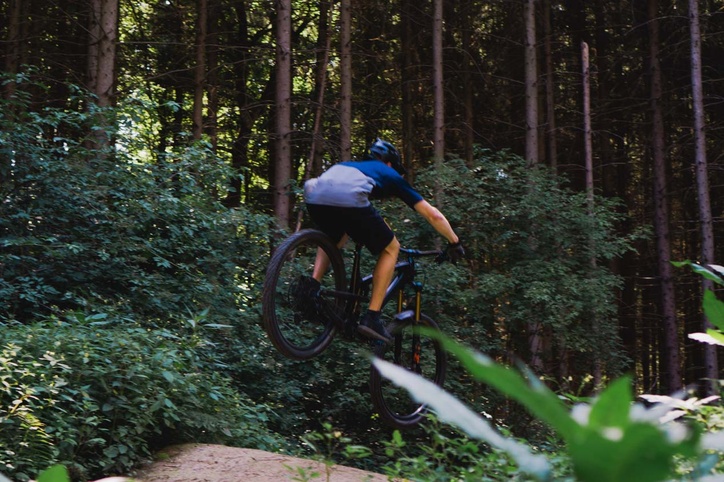 Mountainbiker springt über Rampe