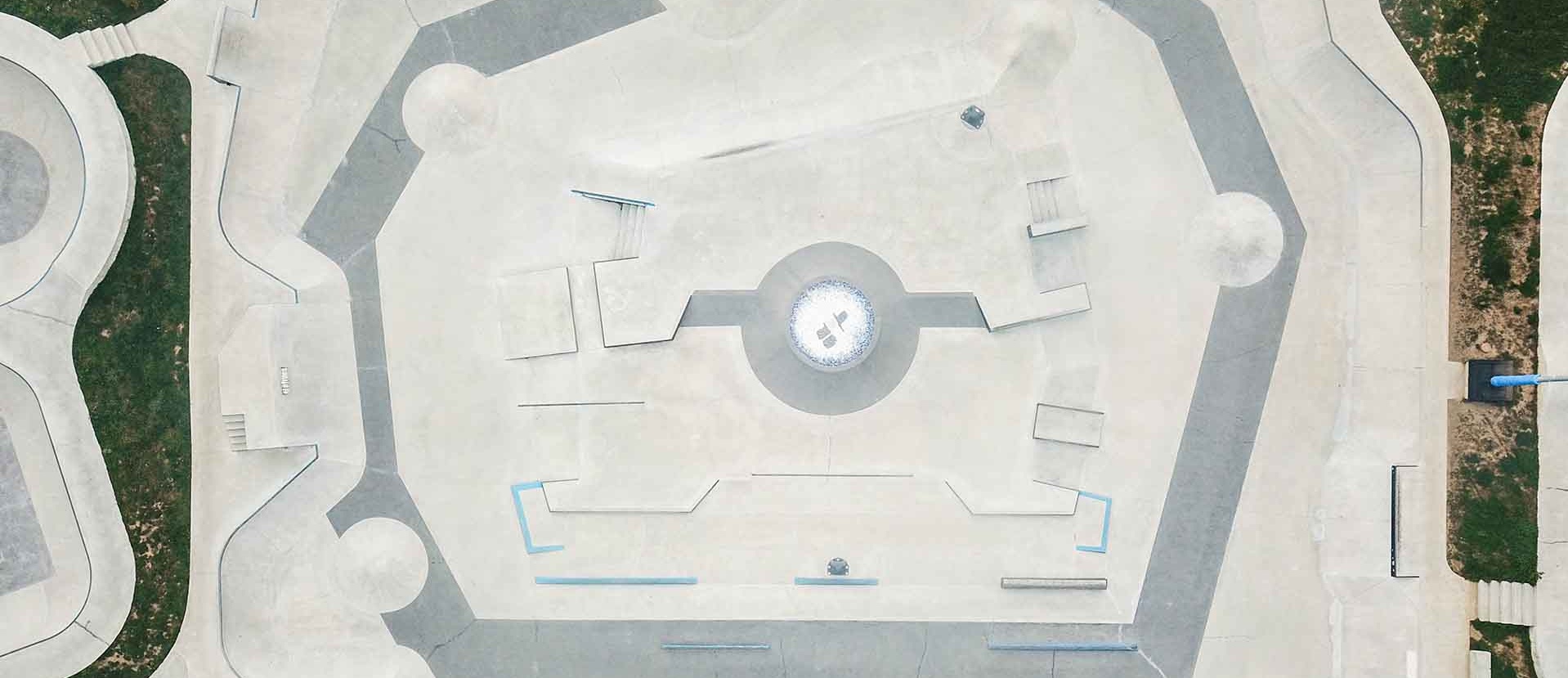 Main view of Hof Skatepark with street elements