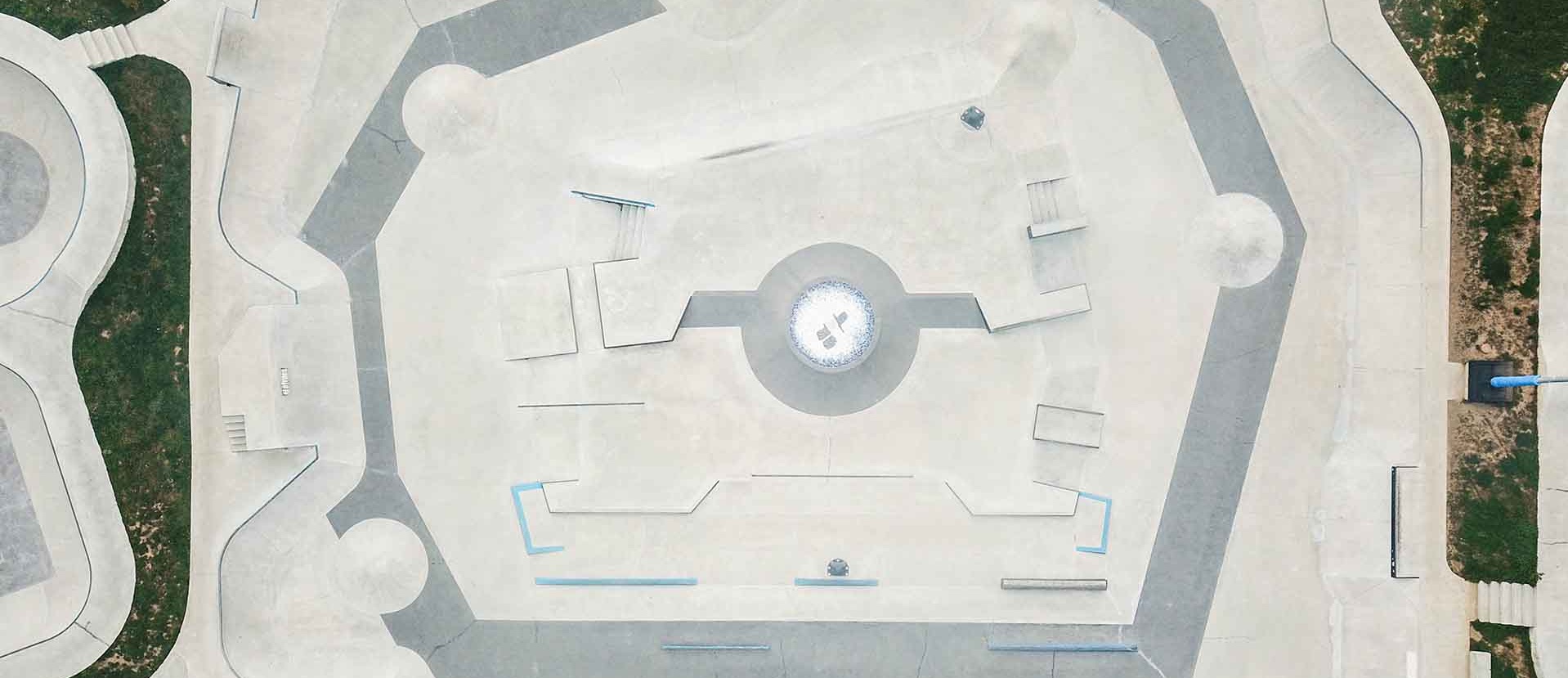 Hauptansicht des Skateparks Hof mit Street-Elementen