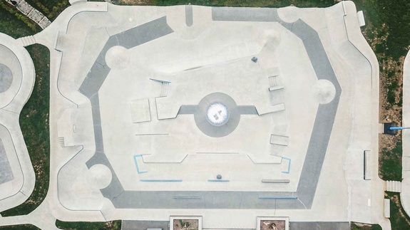 Hauptansicht des Skateparks Hof mit Street-Elementen