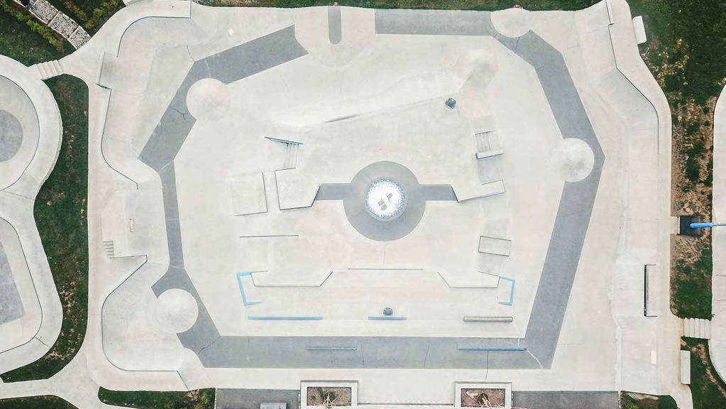 Hauptansicht des Skateparks Hof mit Street-Elementen