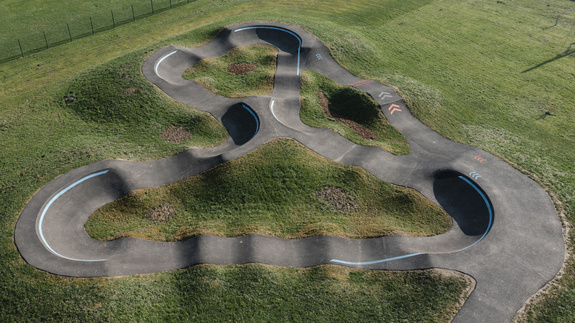 Photo prise par drone d'une piste de pompage avec saut